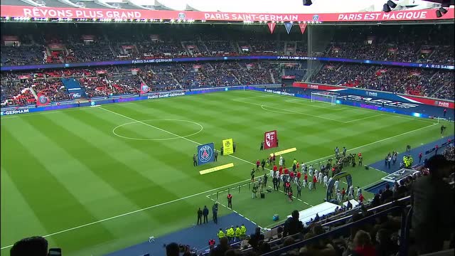  巴黎圣日耳曼主场大胜，巩固积分榜首位置  